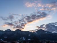 Bogen aus leuchtenden Wolkenhaufen am Abendhimmel über den Aschauer Bergen